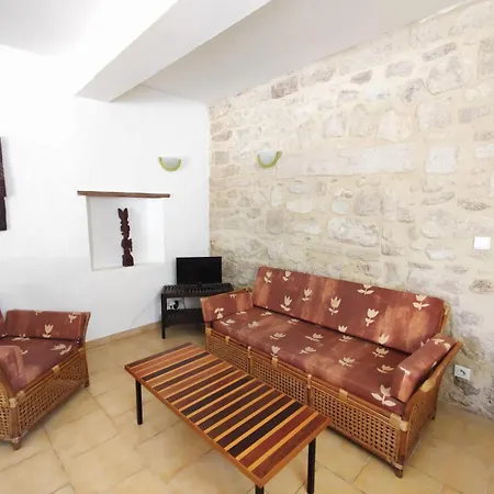 Dans Ancien Chateau A *